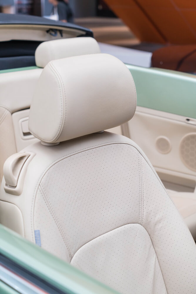 Pilot Seat (Sunseeker Yacht, White Leather)